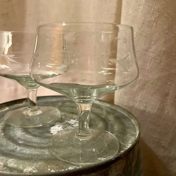 🦄🦄Set of 2 vintage shrimp cocktail glasses with a beautiful etched design. - Picture 1 of 6